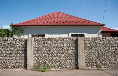 Paslanmayan ve çürümeyen bir çit. Sıradan nehir taşları, paslanmaz çelik parmaklıkların içine dökülüp güvenilir ve güçlü bir çit oluşturur..
