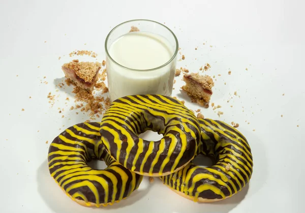 Ett Glas Mjölk Med Målade Bagels Ett Välsmakande Och Hälsosamt — Stockfoto