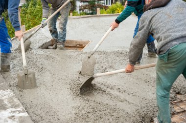 İşçiler, kontaminatörden gelen yağmurun ardından küreklerle bir katman dolusu temiz su akıtmaya başladılar.