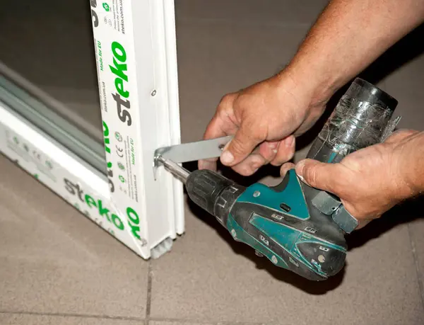 Fastening the corner slats of the window fasteners to the wall on the window frame