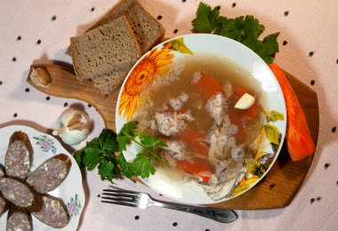 Pork kholodets, Avrupa genelinde tanınan ve masada etkili görünen bağımsız bir yemektir..