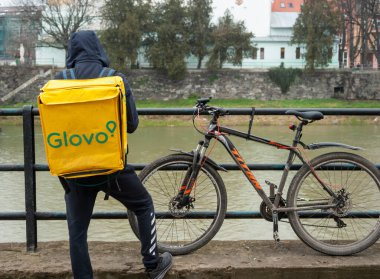 Ukrayna 'daki GLOVO servisine yiyecek teslimatı nehir kenarında dinlenmeye karar verdi..
