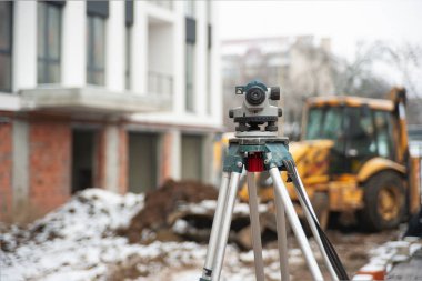 Theodolite çeşitli inşaat işleri için vazgeçilmez bir araçtır..