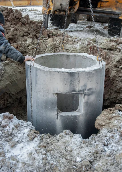 下水道線の対応する管が設置されている穴のあるコンクリート製のリング — ストック写真
