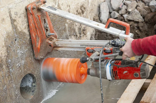 Nispeten hafif bir makine beton yapılarda büyük delikler açmak için çalışır..