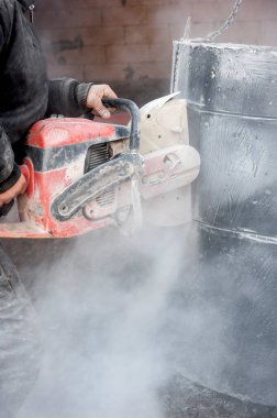 Bir disk elektrikli testere yardımıyla kuyu için beton halkada bir delik açılır.