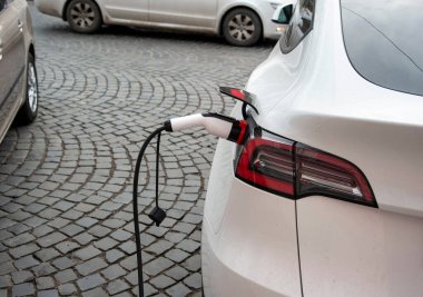 Elektrikli arabalar için şarj istasyonunda elektrikli araba kuyruğu