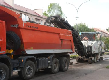 Uzhgorod. Ukrayna. Eylül. 09/02/2020. Otomotiv ve şehir yollarının onarım çalışmaları üzerine diğer uzmanlaşmış ekipmanlar