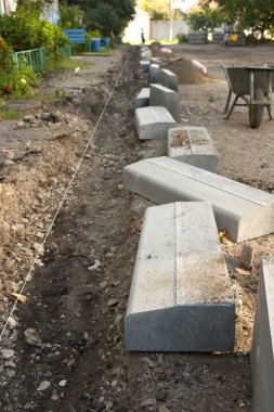 Çok katlı bir binanın avlu alanının büyük bir onarımı başladı..