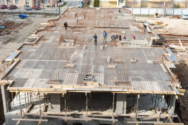 Uzhgorod. Ukrayna. Marş. 10.03.2021. Yüksek bir binanın zeminine beton döşemeden önce metal takviyesi yapmak.