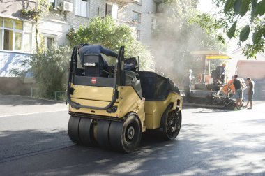 Uzhgorod. Ukrayna. Ekim. 06.10.2022. Dizel buz pisti sıkıştırıcısı çalışıyor