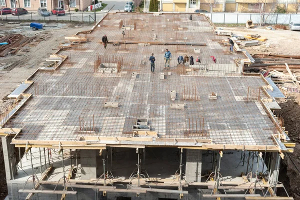 Uzhgorod. Ukrayna. Marş. 10.03.2021. Yüksek bir binanın zeminine beton döşemeden önce metal takviyesi yapmak.