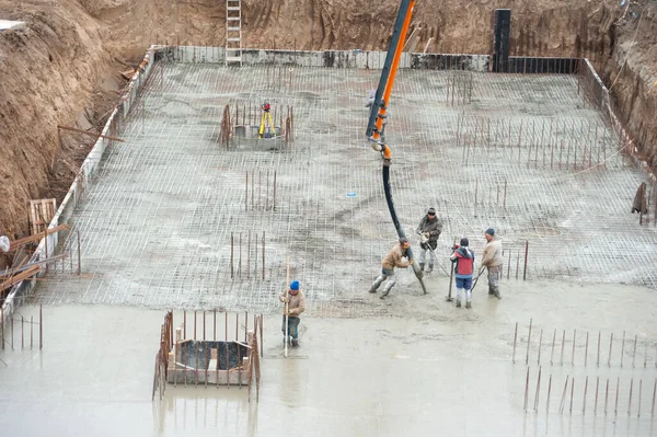 Uzhgorod. Ukrayna. Ocak. 24.01.2021. Beton, dokuz katlı bir binanın temeline dayanır.