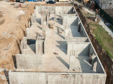 Uzhgorod. Ukrayna. Marş. 20.03.2022. Temel ve bodrum destek sütunları hazır ve sağlamdır.