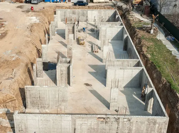 Uzhgorod. Ukrayna. Marş. 20.03.2022. Temel ve bodrum destek sütunları hazır ve sağlamdır.