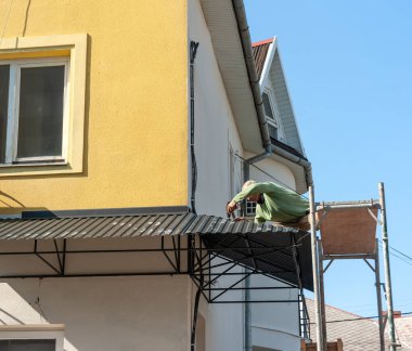 Uzhgorod. Ukrayna. 29.09.2022 Eylül 'de evin giriş kapısına bir yağmur gözlüğü yerleştirildi.