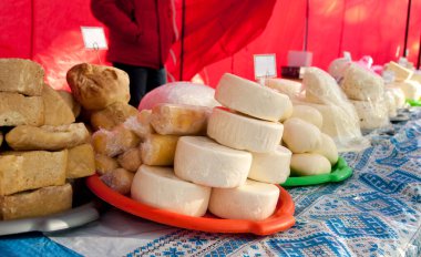 Ukraynalı bir çiftçi, sokak ticaretinin masalarında inek ve koyun sütünden yapılan çeşitli peynir çeşitlerini sergiledi.