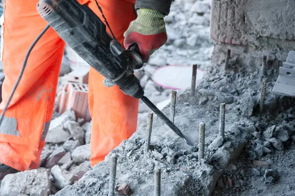 Binadaki büyük onarımlar sırasında, bir şeyin başlangıcında elektrikli matkap yardımıyla bir şeyleri yok etmek gereklidir.