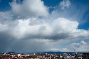 Şehre büyük bir yağmur bulutu yaklaşıyor.