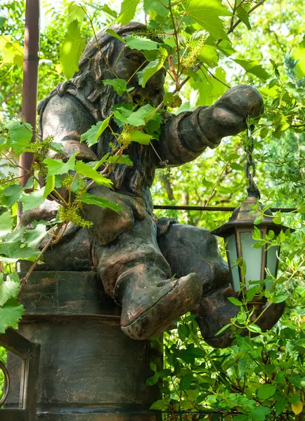 Bir asmanın arkasına saklanıp geceleri insanlara yol gösteren nazik bir cüce.