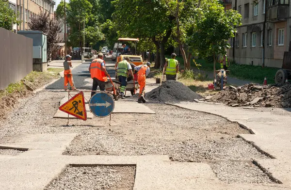 Uzhgorod. Ukrayna. 01.08.2023. Şehir yolunun başkent onarımında çalışmalar sürüyor.