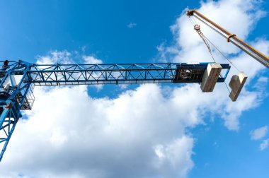 Beton ağırlığı kaldırmak, sabit bir vinç sökmenin başlangıcıdır.