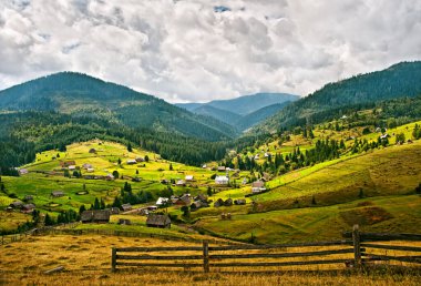 Çimenler ve dağ ladin ağaçları, yüksek irtifadaki köyü aydınlatan bahar güneşinin etkisiyle yeşile döndüler..