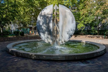 Marcel Mouloudji Meydanı. Suya bakan Medicis Çeşmesi manzarası