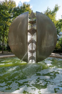 Marcel Mouloudji Meydanı. Suya bakan Medicis Çeşmesi manzarası