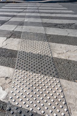 Beyaz çizgili ve zebra geçitli bir yaya geçidinin görüntüsü