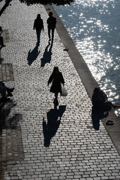 Люди Ходят Мощеной Улице Вдоль Пирса Подсветке — стоковое фото