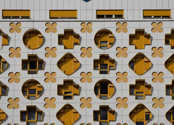 Вид Білу Жовту Графічну Стіну Фасаду Будівлі — стокове фото