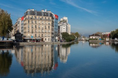 La Villette Parkı. Villetteki havzanın manzarası binaların yansımalarıyla dolu.