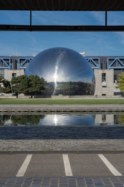 Villette Kanalı. La Geode Manzarası ve Bilim ve Sanayi Müzesi