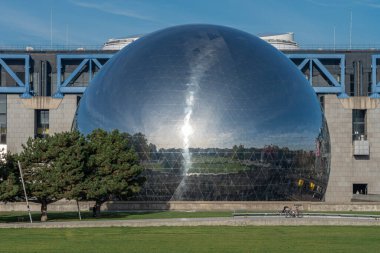 Villette Kanalı. La Geode Manzarası ve Bilim ve Sanayi Müzesi