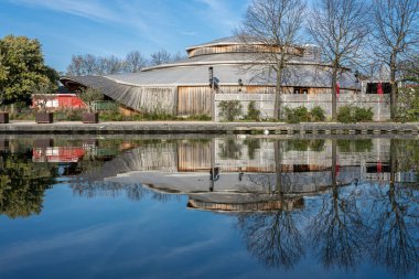 La Villette Parkı. Villetteki havzanın manzarası binaların yansımalarıyla dolu.
