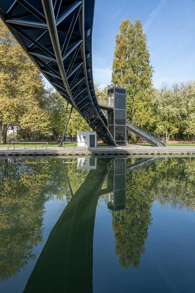 Villette运河 日出时对一座桥梁奥克运河的反思 — 图库照片