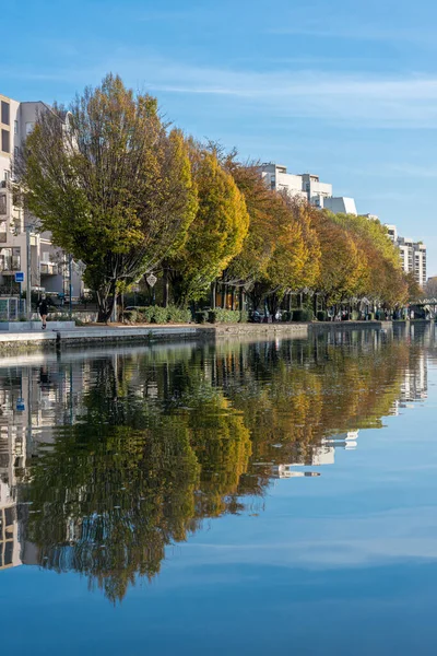Bizim Kanalımız Büyük Ağaçların Binaların Oluşturduğu Ourcq Kanalında Yansımalar — Stok fotoğraf