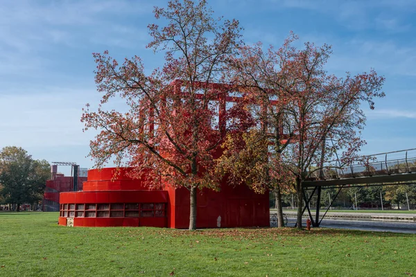 Вид Окрашенные Осенью Деревья Красное Здание Позади — стоковое фото