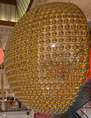 Bon Marche mağazası. Binanın iç manzarası, merdivenleri ve Noel süslemeleri.