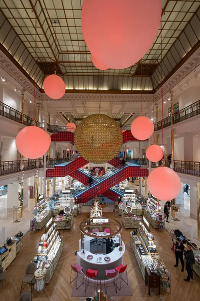 Das Kaufhaus Bon Marche Innenansicht Des Gebäudes Mit Treppe Und — Stockfoto