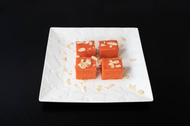 Hint mutfağı natürmort. Tabakta servis edilen Halwa keki.