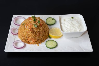 Hint mutfağı natürmort. Biryani karidesi tabakta pilav ile servis edilir.