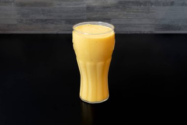 Hint mutfağı natürmort. Mango Lassie bardakta servis yaptı.