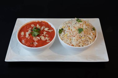 Hint mutfağı natürmort. Tereyağlı tavuk tabakta pilav ile servis edilir.