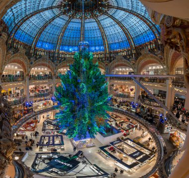 Paris 'teki ünlü bir mağazanın kubbesini süsleyen devasa bir Noel ağacı..
