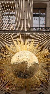 Vendome 'u yerleştir. Louis Vuitton 'un Noel süslemeleriyle görünüşü