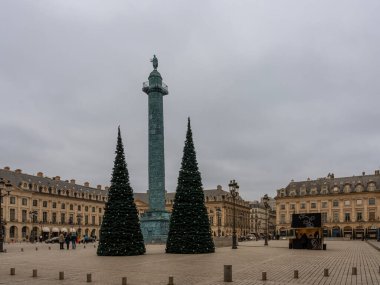 Vendome 'u yerleştir. Noel ağacı ve dekorasyonu olan bir yer.