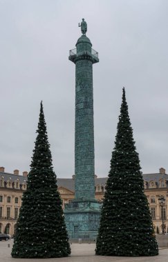 Vendome 'u yerleştir. Noel ağacı ve dekorasyonu olan bir yer.