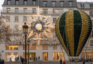 Coco Chanel 'in Noel süslemeleriyle görünüşü